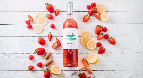 Sedlákovo letní rosé obklopené jahodami a citronem