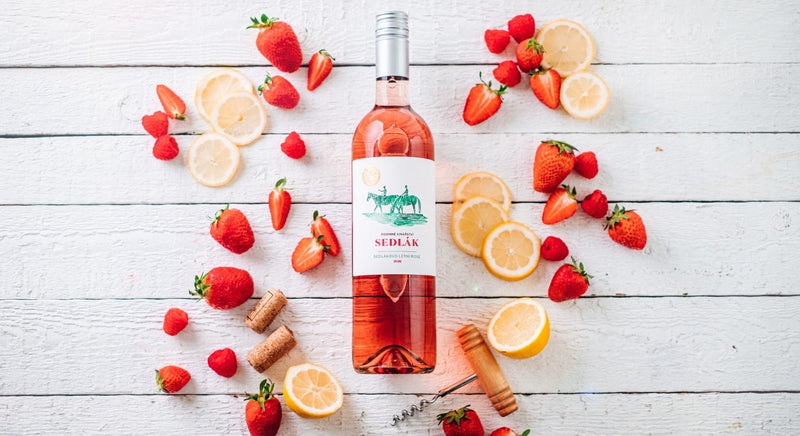 Sedlákovo letní rosé obklopené jahodami a citronem