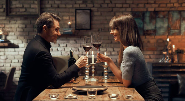 Dva lidi na večeři u skleničky vína
